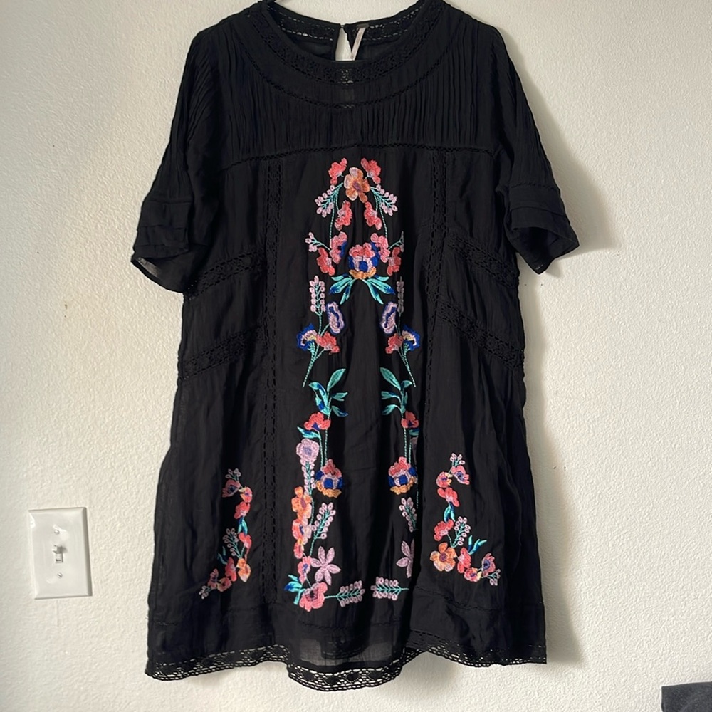 Worn once FREE PEOPLE black mini dress long shirt with floral embroidery SIZE L